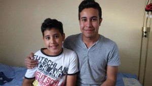 Zwei in Olching untergebrachte Brüder, die ohne ihre Eltern aus Syrien geflohen sind.  (Quelle: Helferkreis Asyl Olching) 