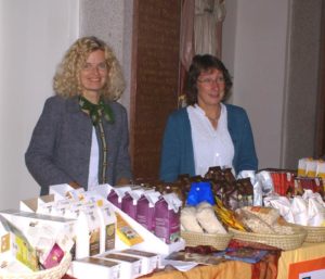 Pia Stumpe und Gaby Franke an ihrem “Fairstand” beim Verkauf der GEPA-Produkte in der Olchinger Kirche.