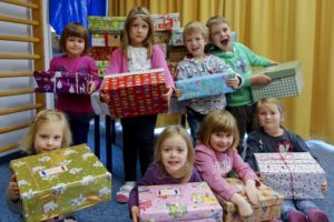 Die Kinder des Kindergartens St. Elisabeth in Esting packten dieses Jahr wieder Weihnachtspäckchen für „Geschenk mit Herz“.