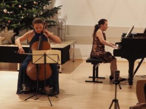 Cellistin Christina Kudym und Nora Pinte am Klavier