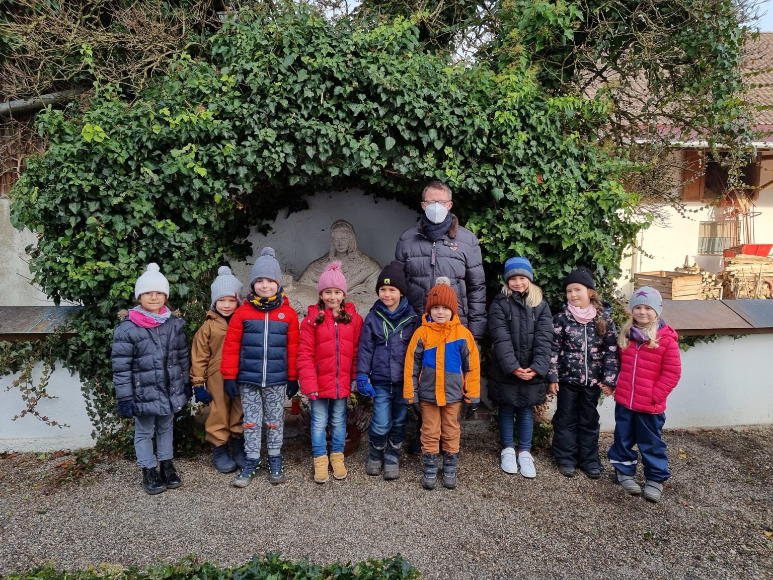 Vorschulkinder des Kindergarten St.Elisabeth besuchen den Friedhof in