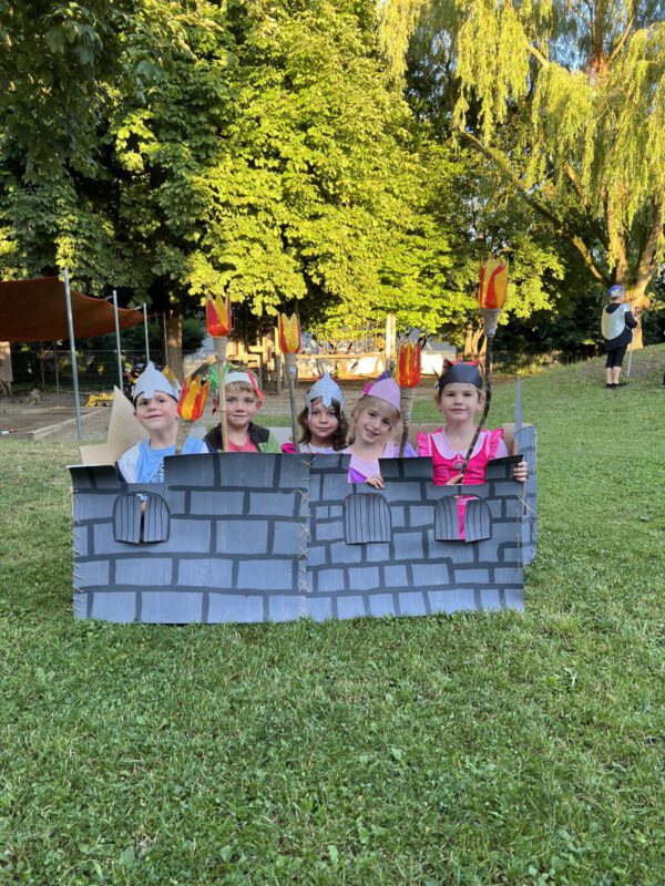 Ritterspiele und Lagerfeuer: Vorschulkinder übernachten im Kindergarten