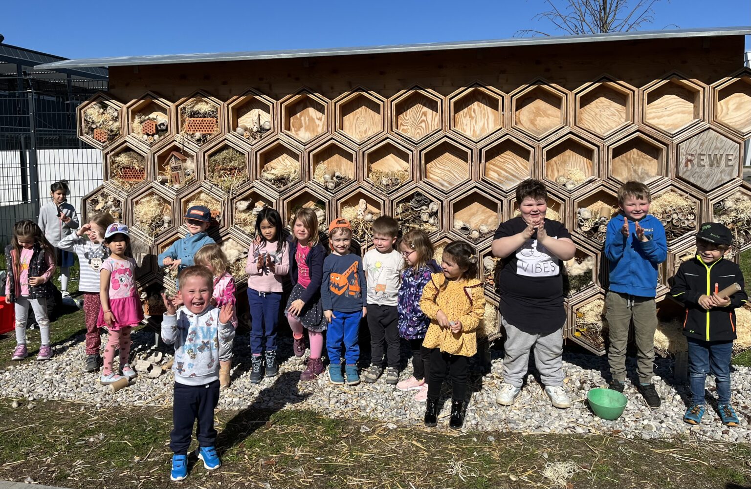 Kindergarten Liedermaus aus Olching befüllt Insektenhotel am Rewe