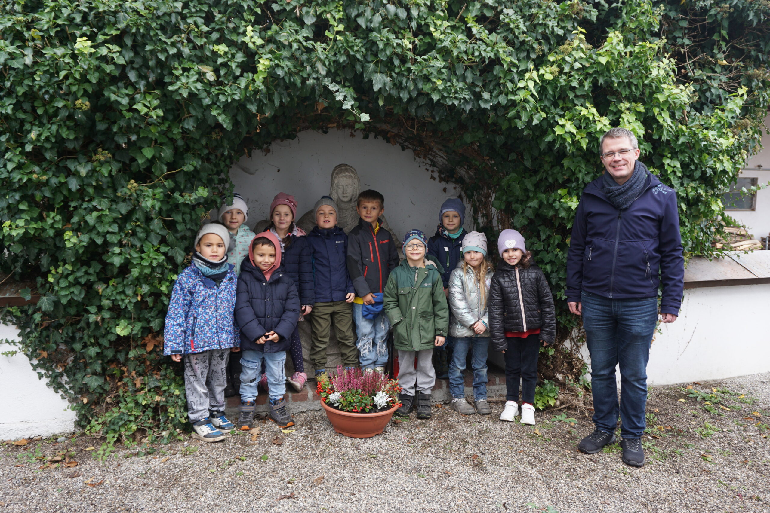 Vorschulkinder besuchen den Friedhof in Esting-Kindergarten St.Elisabeth