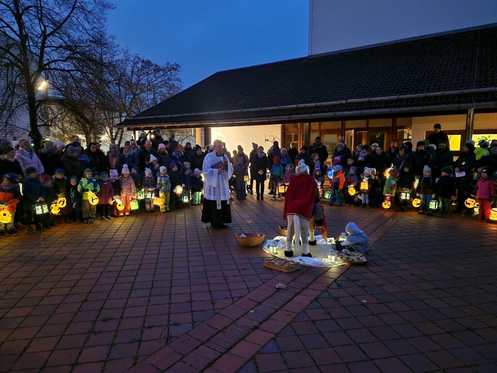 Kindergarten feiert Martinsfest im Kirchhof St. Elisabeth