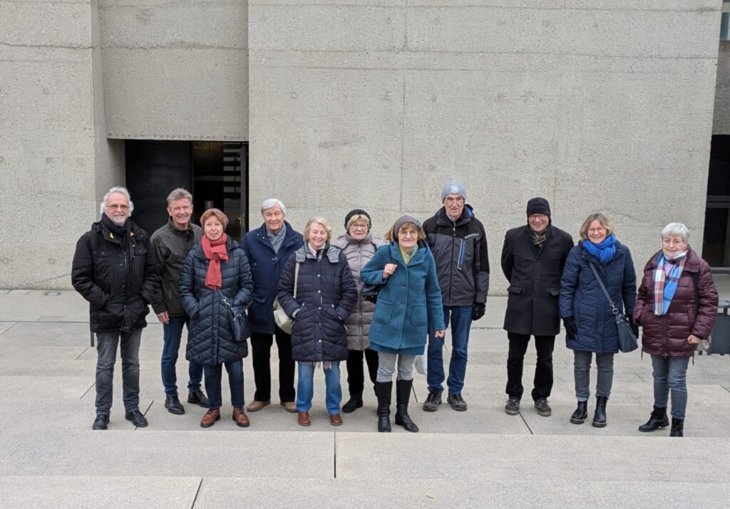 Gruppe vor dem staatlichen Museum Ägyptischer Kunst