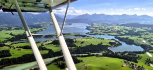 Blick aus einem Leichtflugzeug auf das Alpenvorland.