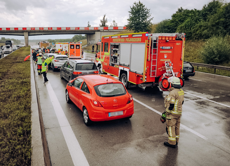 Sechs Fahrzeuge kollidieren auf der A8 – vier Personen verletzt
