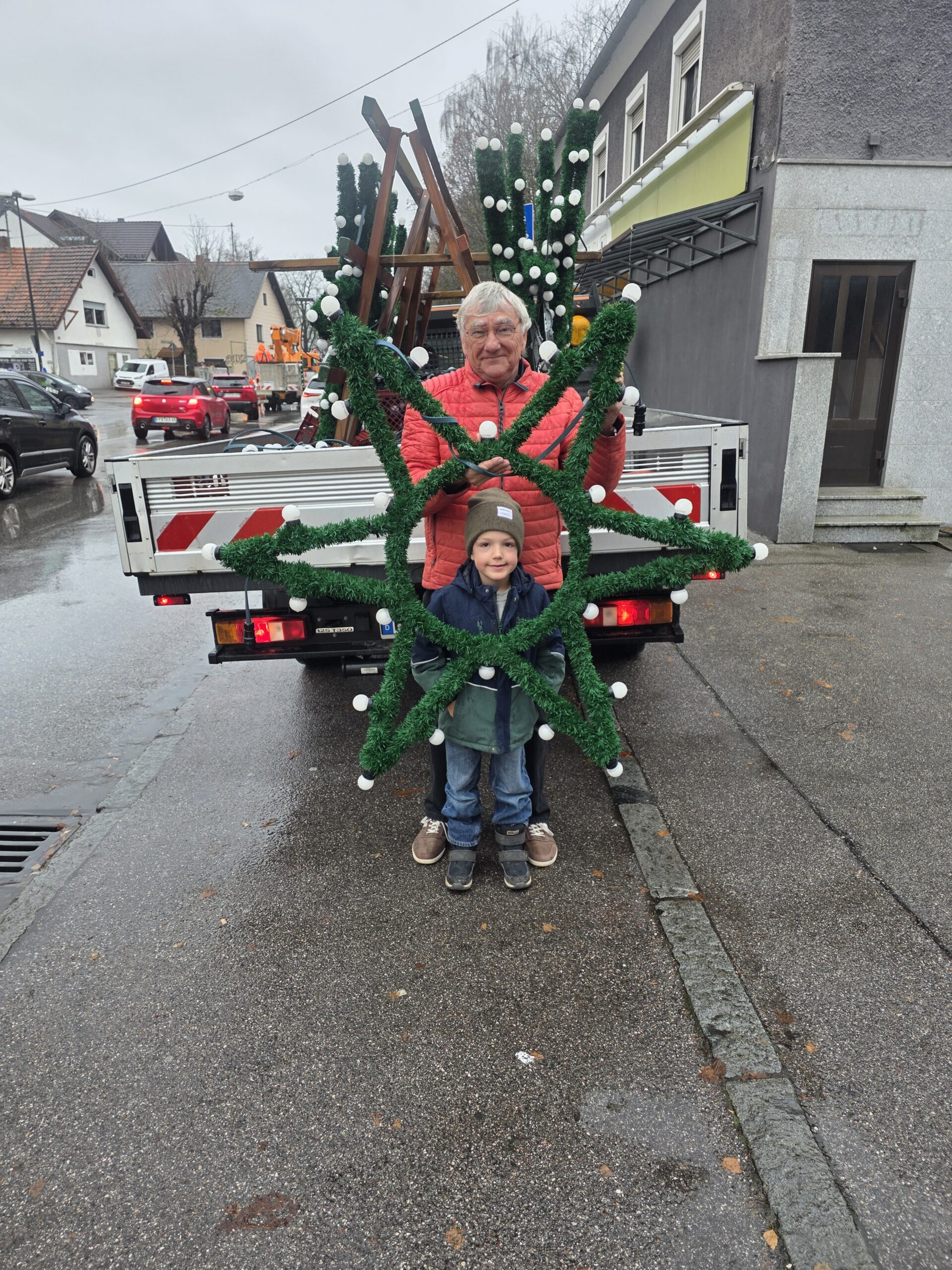 Alle Jahre wieder: Weihnachtsbeleuchtung in der Olchinger Hauptstraße