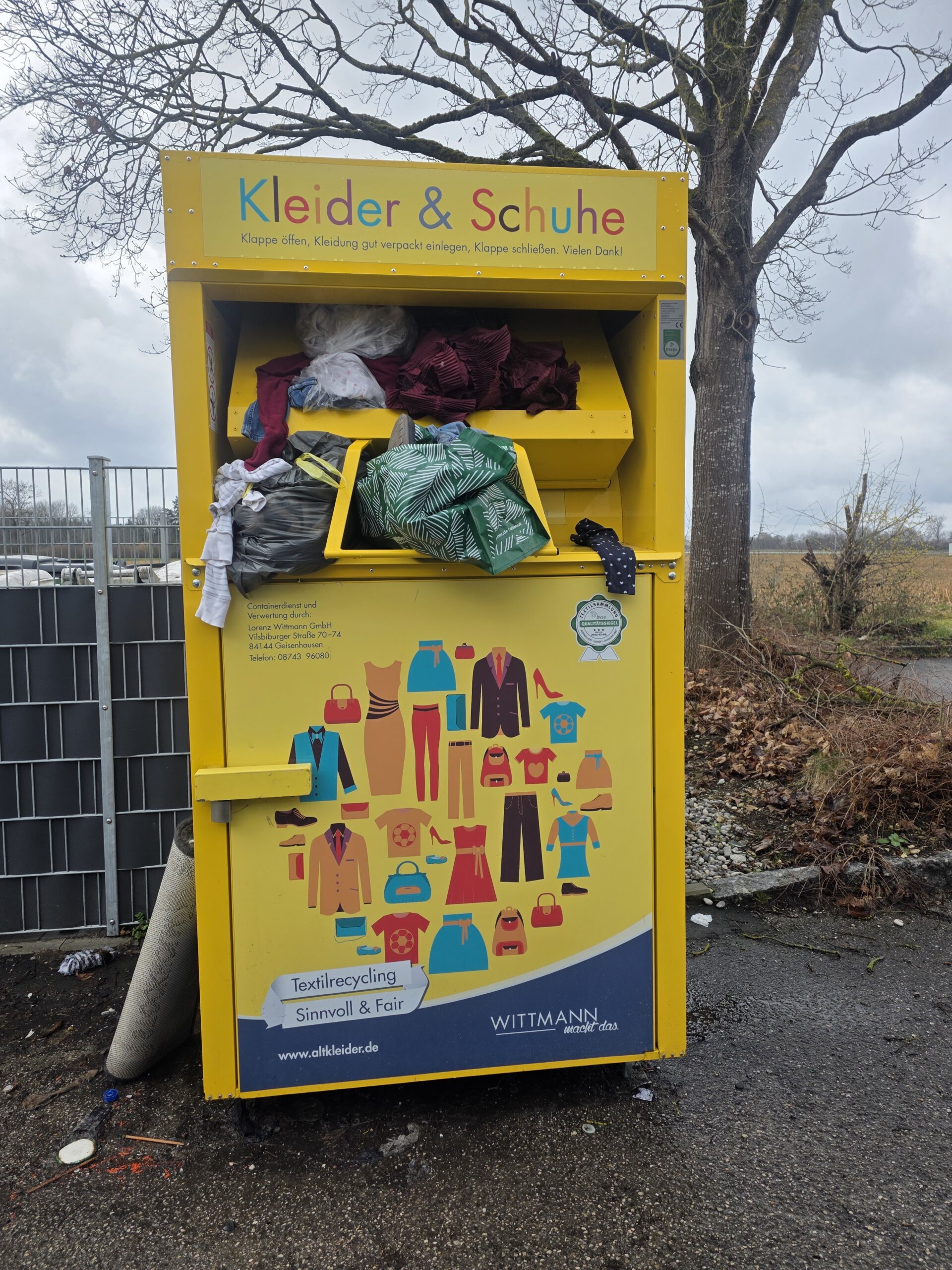 Kleider und Schuhe und …wieder überfüllt