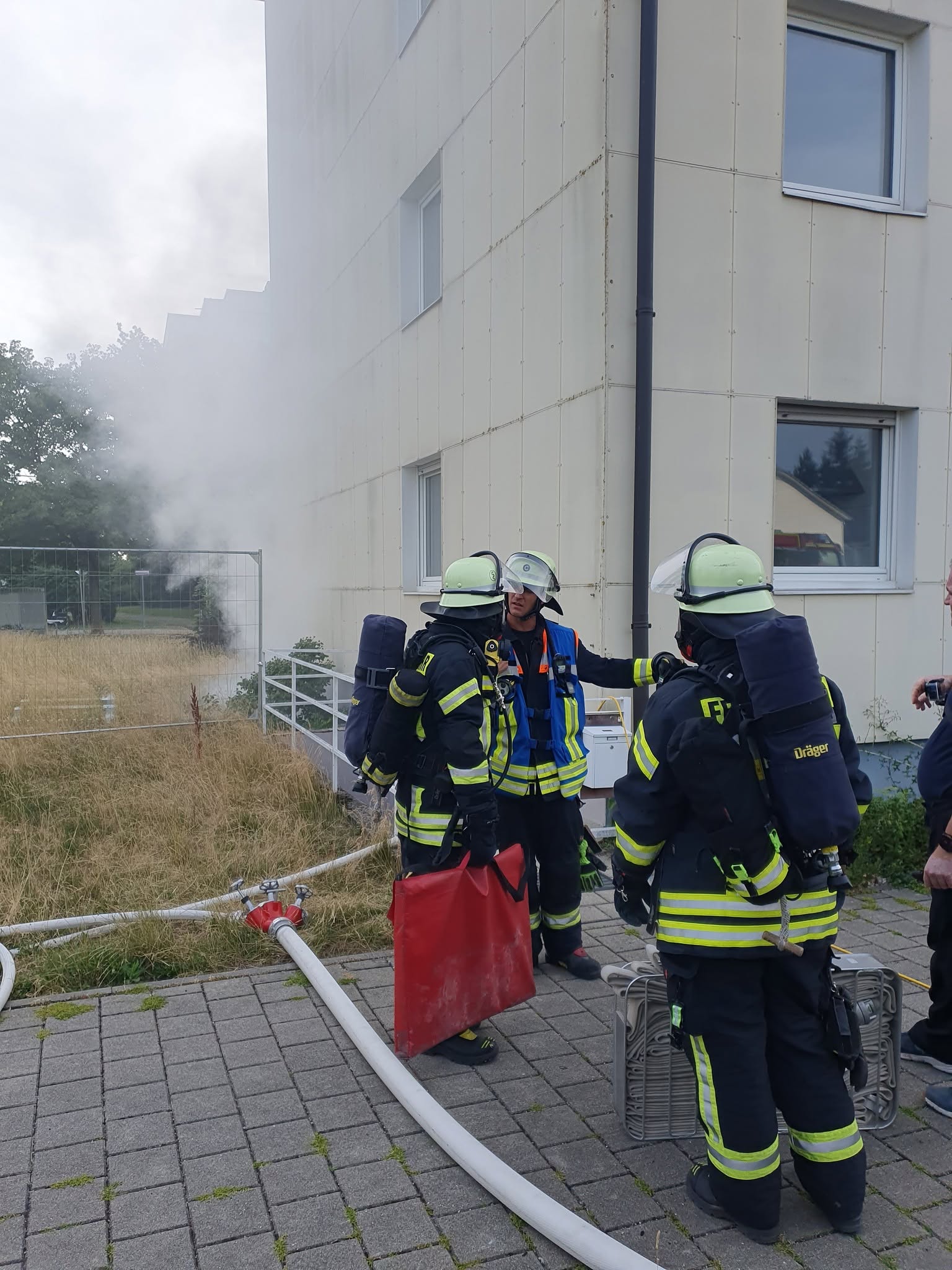 Kreisfeuerwehrverband Fürstenfeldbruck e.V. – 𝗥𝗲𝗮𝗹𝗶𝘁ä𝘁𝘀𝗻𝗮𝗵𝗲 𝗔𝘁𝗲𝗺𝘀𝗰𝗵𝘂𝘁𝘇𝗮𝘂𝘀𝗯𝗶𝗹𝗱𝘂𝗻𝗴 𝗶𝗺 𝗔𝗯𝗿𝗶𝘀𝘀𝗴𝗲𝗯ä𝘂𝗱𝗲: 𝗙𝗲𝘂𝗲𝗿𝘄𝗲𝗵𝗿𝗲𝗻 𝗱𝗲𝘀 𝗟𝗮𝗻𝗱𝗸𝗿𝗲𝗶𝘀𝗲𝘀 𝘁𝗿𝗮𝗶𝗻𝗶𝗲𝗿𝗲𝗻 𝗶𝗻 𝗚𝗲𝗿𝗺𝗲𝗿𝗶𝗻𝗴