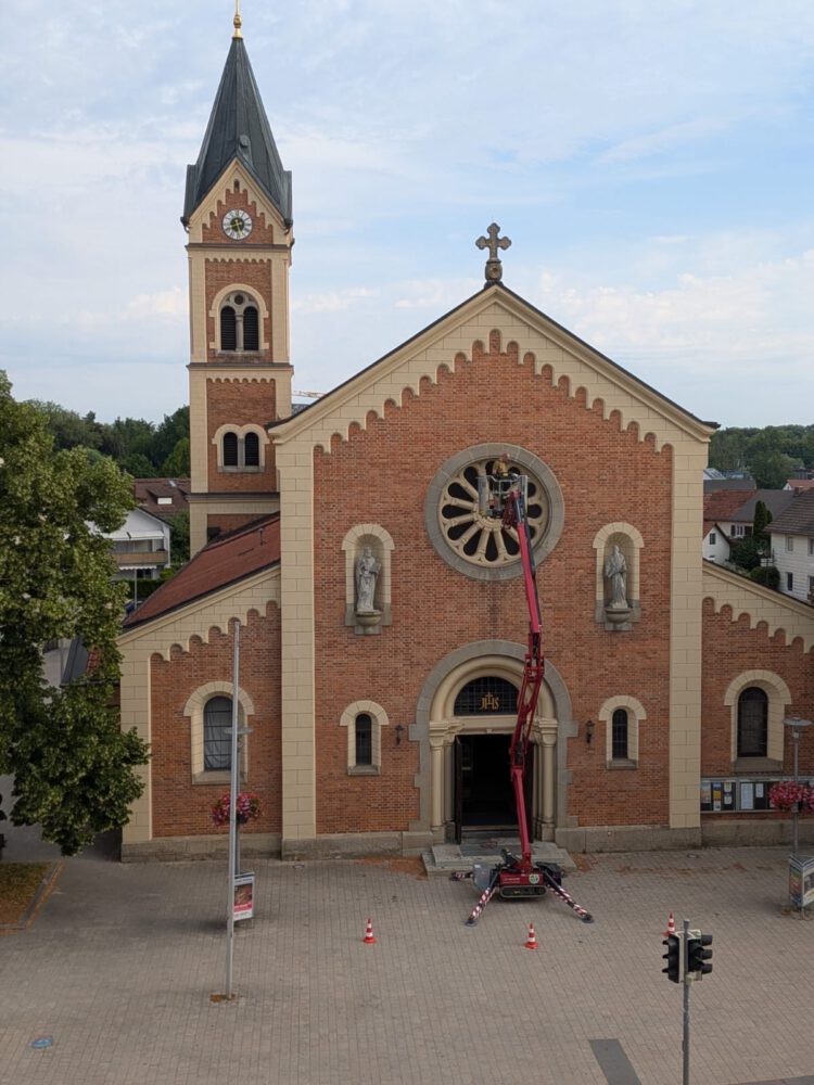 Kath. Kirche Olching: Reinigungsarbeiten in St. Peter und Paul abgeschlossen 