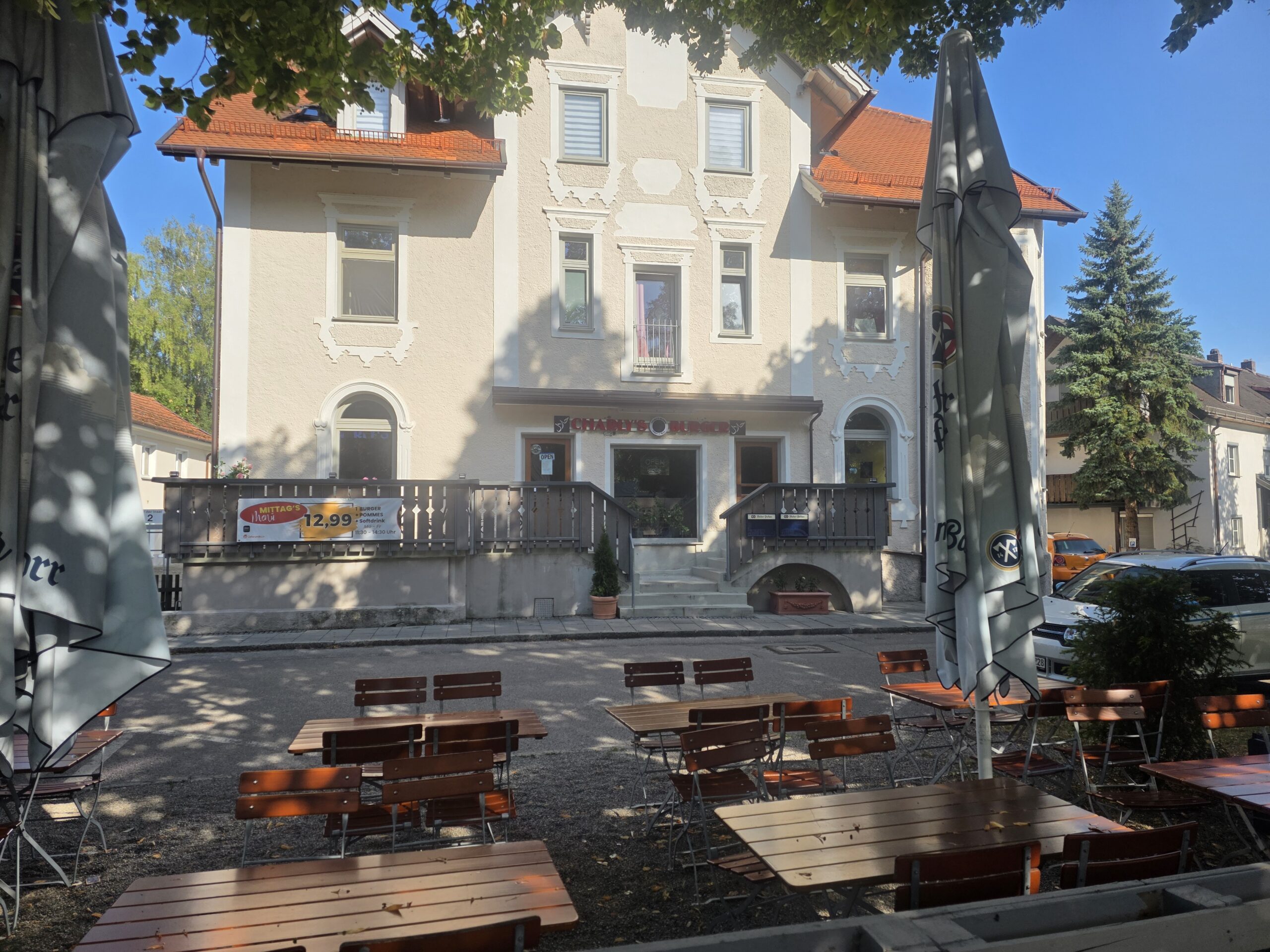 Die Zufahrt zu den Betrieben „KANDLBINDER“ und “ CHARLY’S BURGER “  ist trotz der Fernwärme-Baustelle und der Einbahnverkehrsführung möglich.